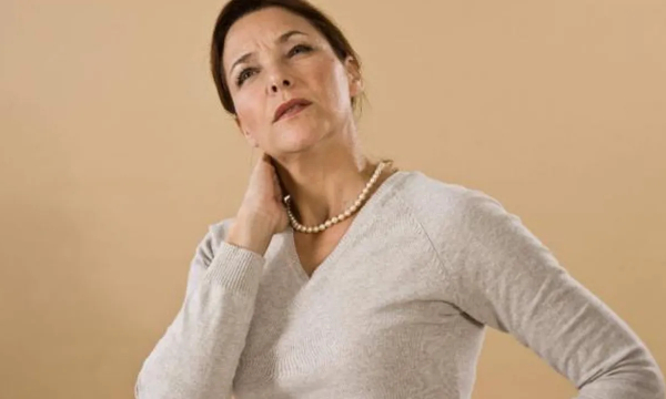 Врач рассказала о неочевидных причинах боли в шее