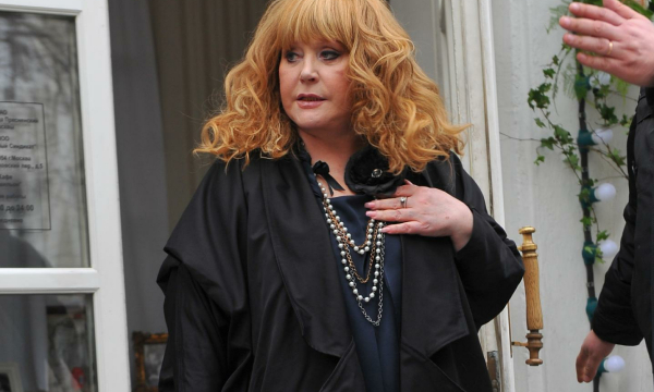 Взбешенная журналистами Пугачева села на корточки в знак протеста